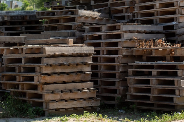 Veel oude pallets liggen op een hoop