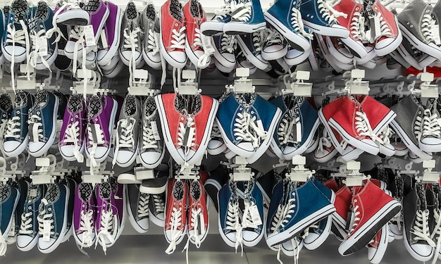 Veel paar sneakers in een winkel