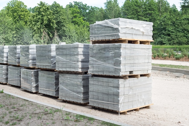 Veel pallets met bloks voor wegwerkzaamheden