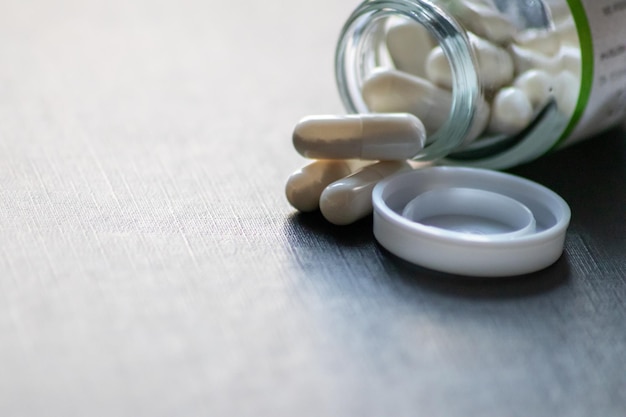 Veel pillen medische pot voor de behandeling van depressie tonen pandemie en quarantaine ziekte drugsverslaving