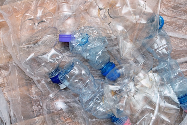 Veel plastic verfrommeld leeg recycleconcept van de flessenvervuiling