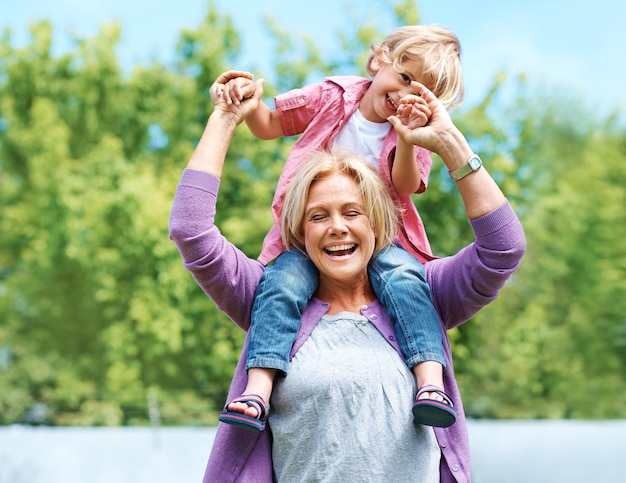 Veel plezier en meeliften met oma en kleinzoon voor een speelse en aanhankelijke band Vrije tijd weekend en generaties met oude vrouw en jonge jongen voor familie lachen en geluk