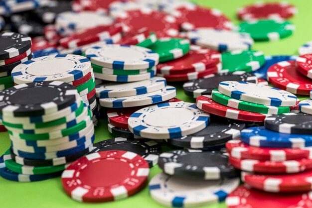 Veel pokerfiches geïsoleerd op een groene achtergrond