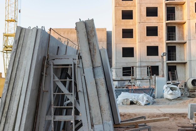 Veel prefab betonnen wandpanelen liggen in de opslagruimte in afwachting van installatie op de bouwplaats