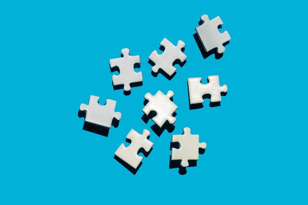 veel puzzelstukjes op een blauwe achtergrond