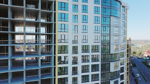 Veel ramen op de gevel van een nieuw appartementengebouw in aanbouw. Vastgoed Ontwikkeling.