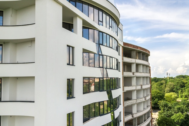 Veel ramen op de gevel van het nieuwe appartementengebouw.