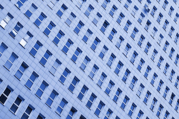 Veel ramen van een kantoorgebouw met meerdere verdiepingen phantom klassieke blauwe kleur