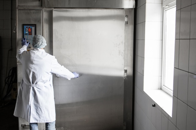 Veel rauw vlees hing en gerangschikt in een rij in een vleesverwerkingsfabriek Horizontale weergave