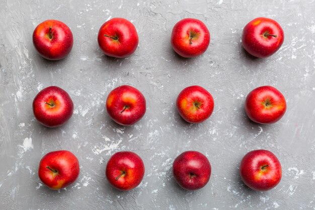 Veel rode appels op gekleurde achtergrond, bovenaanzicht. Herfstpatroon met verse appel boven uitzicht