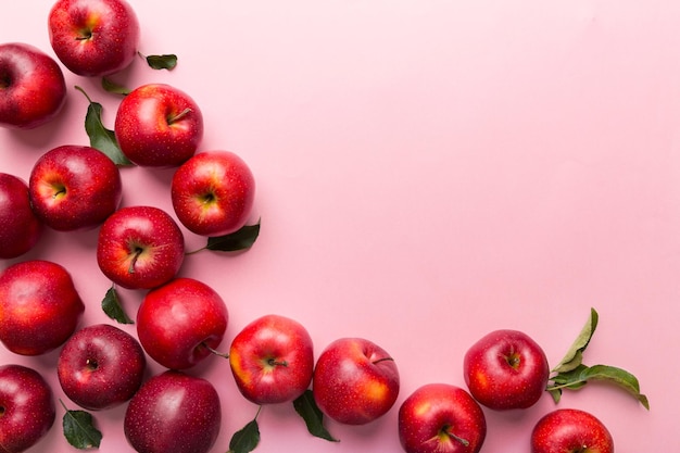 Veel rode appels op gekleurde achtergrond bovenaanzicht Herfstpatroon met verse appel boven weergave met kopieerruimte voor ontwerp of tekst