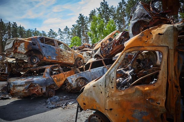 Veel roestige verbrande auto's in Irpen nadat ze zijn neergeschoten door het Russische leger Rusland's oorlog tegen Oekraïne Begraafplaats van vernietigde auto's van burgers die probeerden te evacueren uit het oorlogsgebied