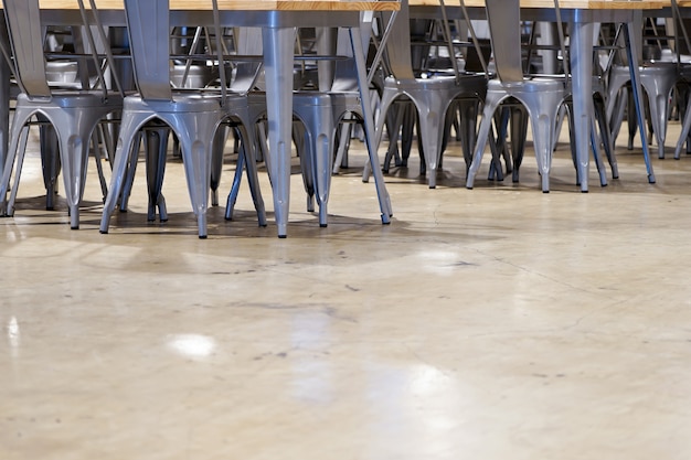 Veel roestvrijstalen stoelen in de rol op de zolderverdieping, in het toeristenrestaurant.