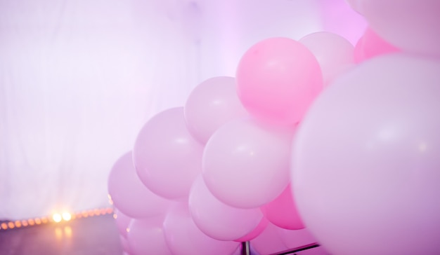 Veel roze ballen van verschillende tinten gebonden op balustrades. hoge kwaliteit foto