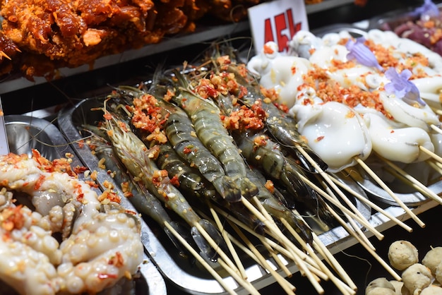 Veel snacks en zeevruchten op de Vietnamese avondmarkt in Da Lat