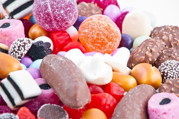 Foto veel snoep op witte achtergrond. fruitsnacks