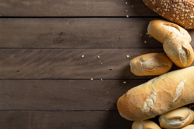 Veel soorten stokbrood op een houten bureau