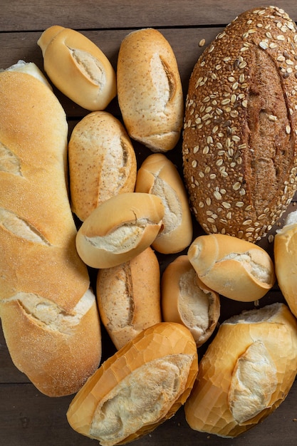 Veel soorten stokbrood op een houten bureau