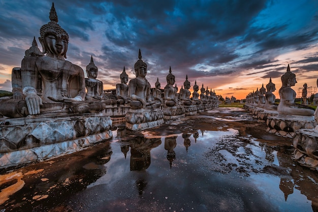 Veel standbeeld Boeddhabeeld bij zonsondergang in het zuiden van Thailand