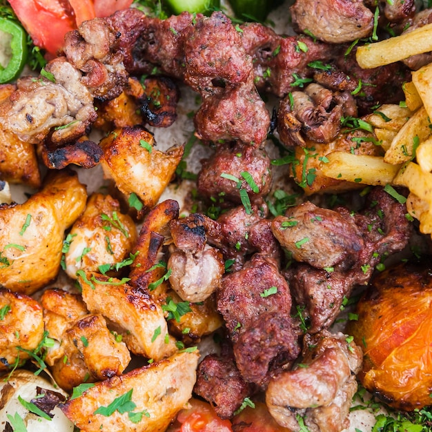 Veel stukken kebab van kalfslamsvlees en kip