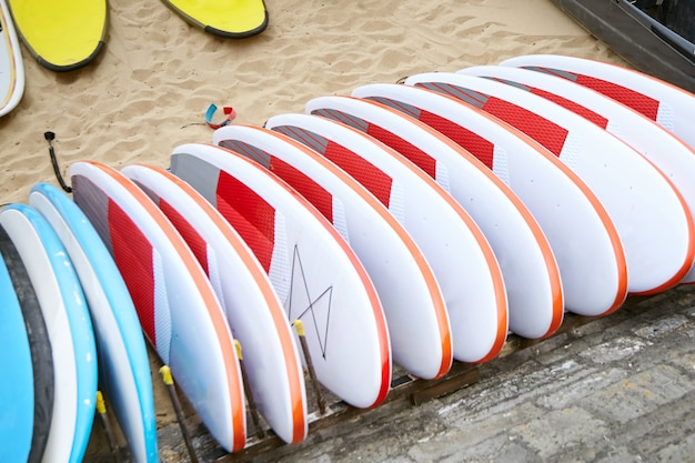 Veel surfplanken op het zandstrand