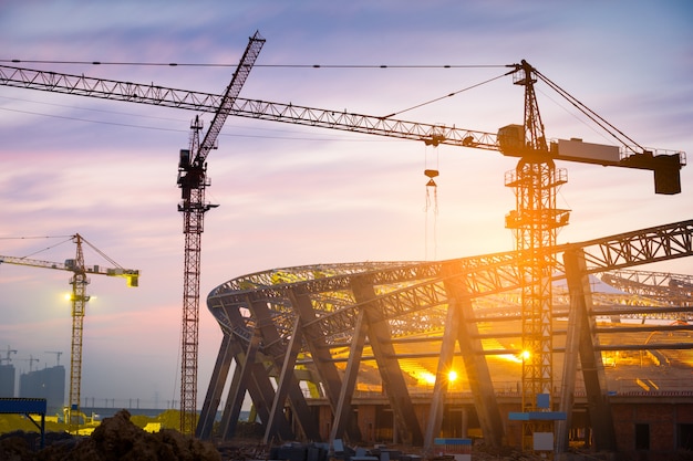 Veel torenkranen bouwen 's nachts grote woningbouw.