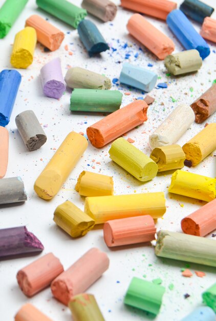 Veel veelkleurige pastelkrijtjes.