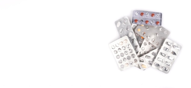 Veel veelkleurige tabletten pillen capsules in stapels van verschillende blisterverpakkingen Bovenbeeld geïsoleerd