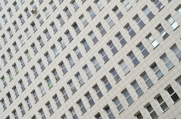 Veel vensters van een kantoorgebouw met meerdere verdiepingen
