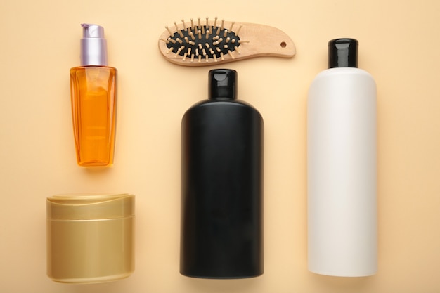 Veel verschillende cosmetische producten voor haarverzorging op beige.