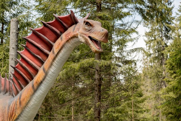 Veel verschillende dinosaurussen in het park.