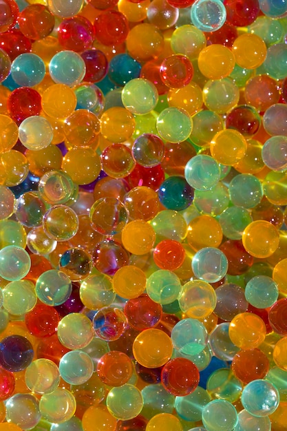 Veel verschillende gekleurde hydrogelballen van boven, ideaal voor achtergronden of texturen