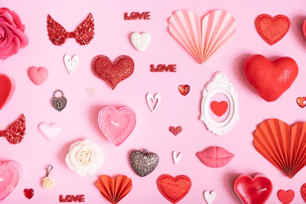 Foto veel verschillende harten en valentijnsdag symbolen elementen bovenaanzicht creatieve valentijnsdag plat lag achtergrond