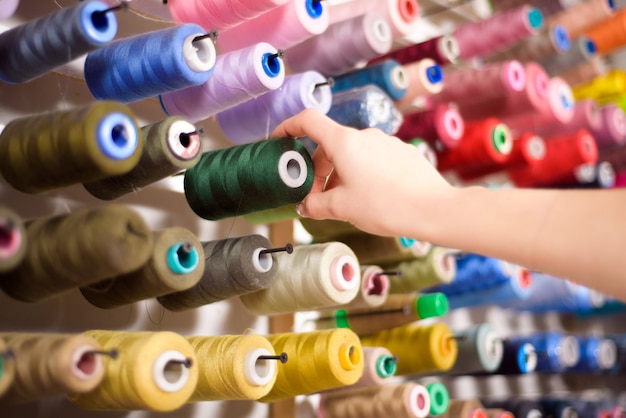 Veel verschillende kleuren in een naaiatelier.