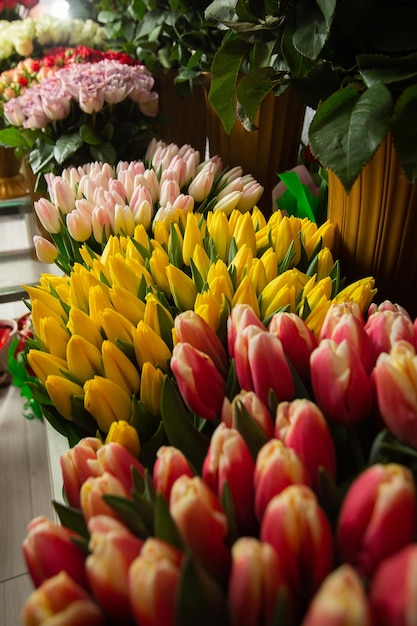 Veel verschillende kleuren op de standtafel in de bloemenwinkel Showcase Achtergrond van bloemenmix Mooie bloemen voor catalogus of online winkel