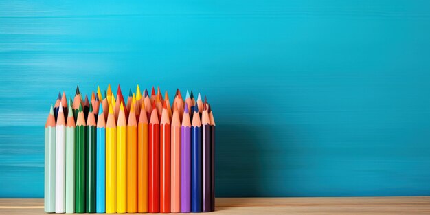 Veel verschillende kleurpotloden op een houten tafel het begin van het schooljaar