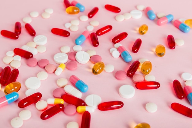 Veel verschillende kleurrijke medicatie en pillen perspectief weergave Set van veel pillen op gekleurde achtergrond