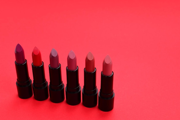 Veel verschillende lippenstiften verschillende kleuren op lila achtergrond Ruimte voor tekst of ontwerp