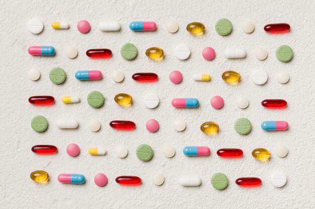 Veel verschillende pillen en ruimte voor tekst op kleurrijke achtergrond bovenaanzicht Verschillende pillen op gekleurde achtergrond plat lag