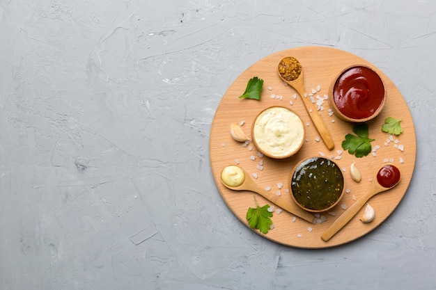 Veel verschillende sauzen en kruiden op tafel leggen bovenaanzicht sauzen op plaat gezond concept