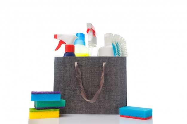 Veel verschillende schoonmaakproducten en huishoudelijke schoonmaakproducten in een papieren zak
