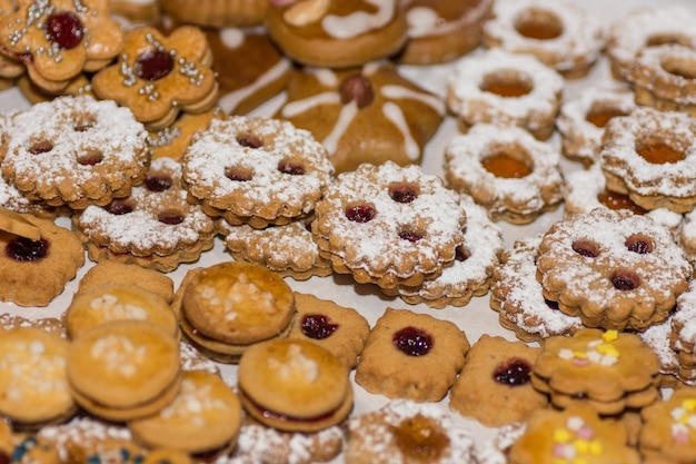 Veel verschillende smakelijke verse kerstkoekjes detail