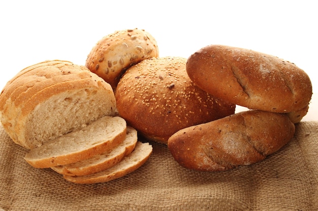 Veel verschillende soorten brood zijn op rouwgewaad geïsoleerd