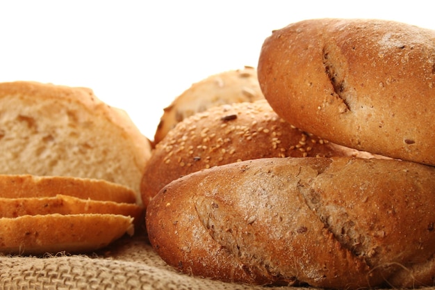 Veel verschillende soorten brood zijn op rouwgewaad geïsoleerd