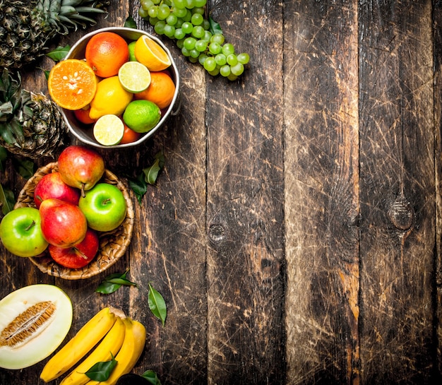 Veel verschillende soorten fruit. Op een houten achtergrond.