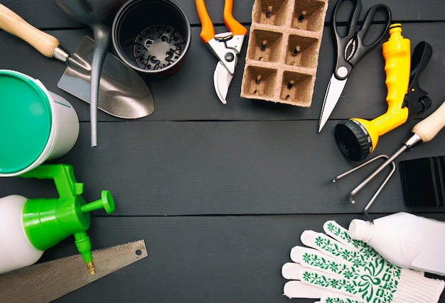 Veel verschillende tuingereedschap op de houten tafel