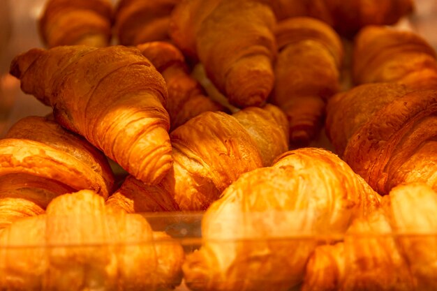 Veel verse croissants op de toonbank in de winkel Traditioneel ontbijtgebak Close-up