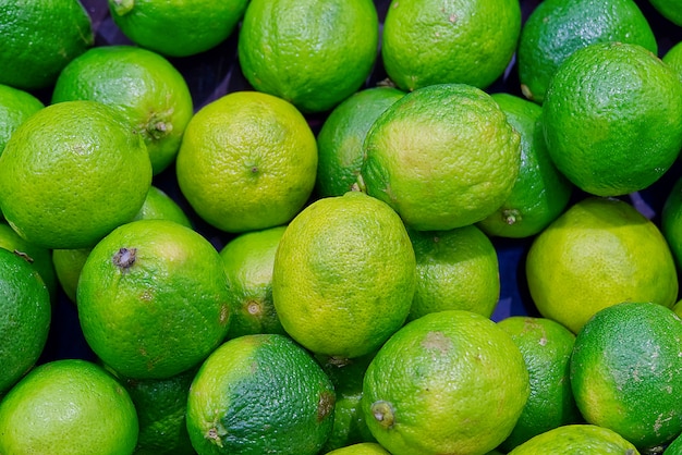 Foto veel verse groene limoenen achtergrond