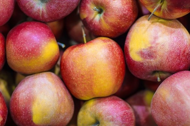 Veel verse heerlijke rode appels als achtergrond.