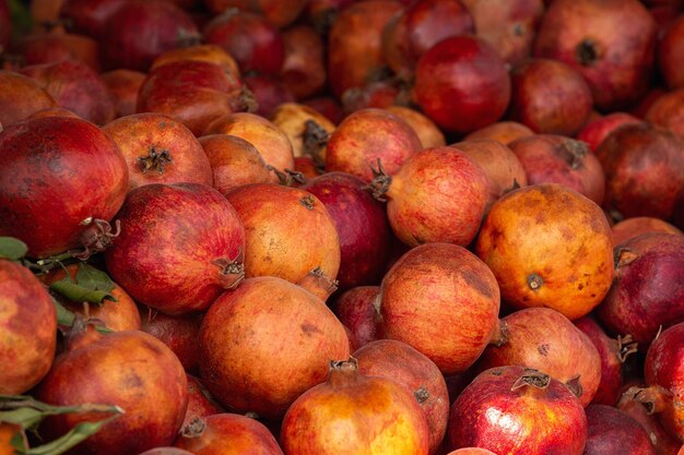 Veel verse rauwe biologische granaatappels op de markt